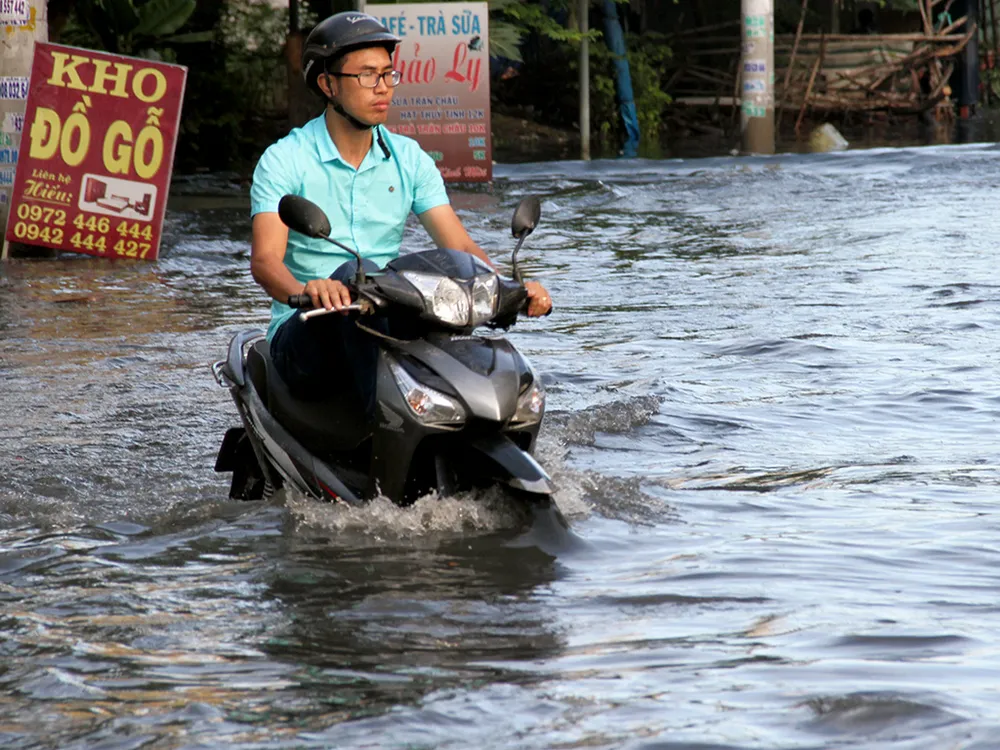 Người dân quận 12 khổ sở vượt 'biển nước' đi làm ảnh 3